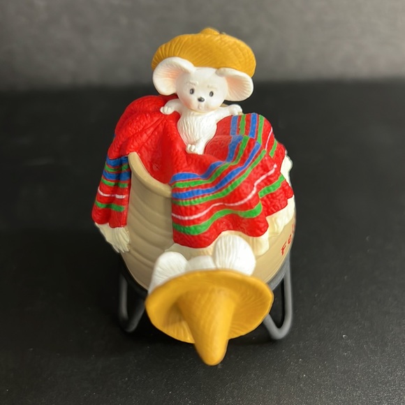 1996 Hallmark Keepsake Ornament Feliz Navidad Mice Mouse Pottery Sombrero - Picture 3 of 7
